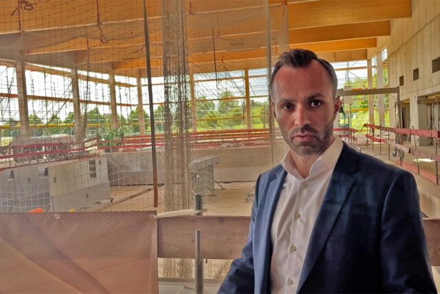 GSW-Bäderchef Carsten Langstein auf der Baustelle für das Häupenbad. (Archivbild)