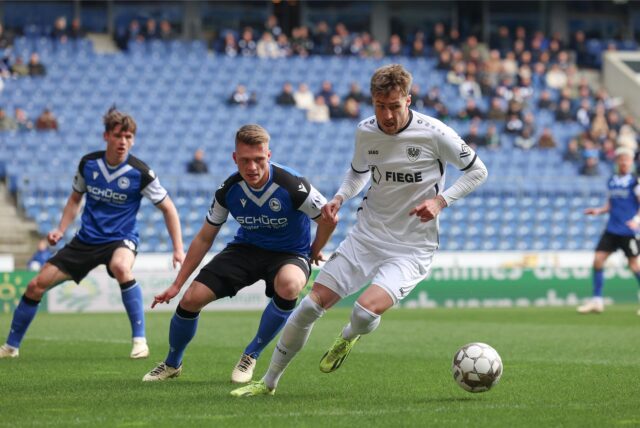 Joel Grodowski dribbelt im Westfalenpokal-Spiel zwischen Arminia Bielefeld und Preußen Münster mit dem Ball.