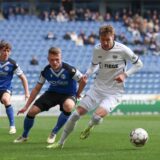 Joel Grodowski dribbelt im Westfalenpokal-Spiel zwischen Arminia Bielefeld und Preußen Münster mit dem Ball.