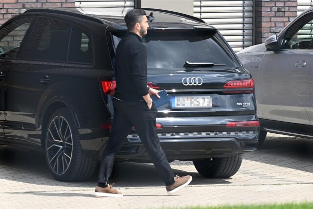 Nuri Sahin geht zu seinem Auto.