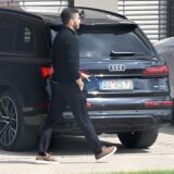 Nuri Sahin geht zu seinem Auto.