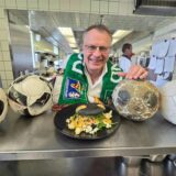 Nichts für Fußballer in der Leistungsphase, weil zu viel Eiweiß, aber ideal zum Fußballgucken: Günther Overkamp mit dem DO-Burger. Er verbindet Kikok-Hähnchen vom Grill mit Mango-Curry-Chili-Dipp, Rauke und tiefschwarzem „Brötken“.