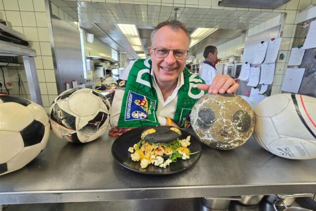 Nichts für Fußballer in der Leistungsphase, weil zu viel Eiweiß, aber ideal zum Fußballgucken: Günther Overkamp mit dem DO-Burger. Er verbindet Kikok-Hähnchen vom Grill mit Mango-Curry-Chili-Dipp, Rauke und tiefschwarzem „Brötken“.