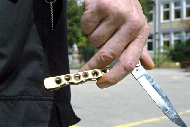 Bei einer Kontrolle am Dortmunder Bahnhof fanden Beamten der Bundespolizei ein verbotenes Butterfly bei einem 17-jährigen Bergkamener. (Symbolbild)