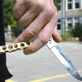 Bei einer Kontrolle am Dortmunder Bahnhof fanden Beamten der Bundespolizei ein verbotenes Butterfly bei einem 17-jährigen Bergkamener. (Symbolbild)