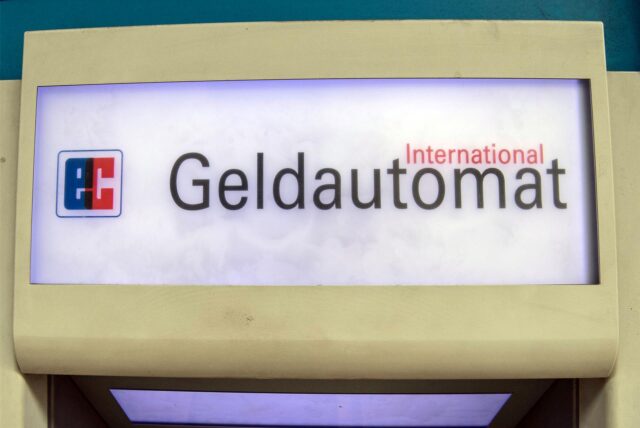 Nahaufnahme eines Geldautomaten mit dem Schriftzug „International Geldautomat“.