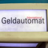 Nahaufnahme eines Geldautomaten mit dem Schriftzug „International Geldautomat“.