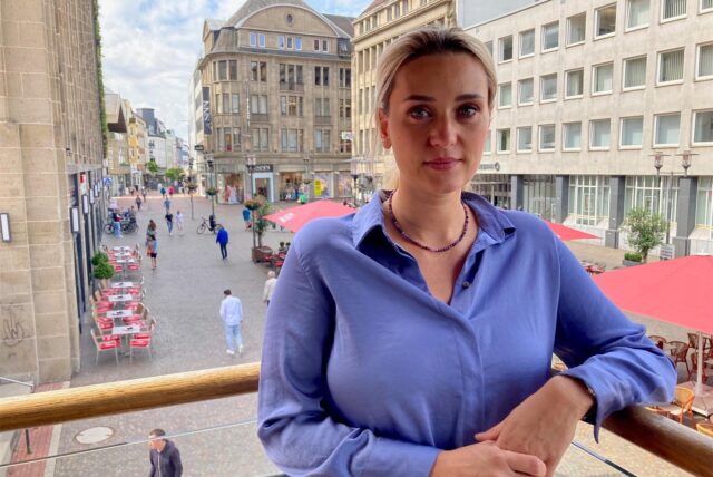 Anna Teresa Kavena steht auf dem Balkon des „italian“ am Altstadtmarkt in Recklinghausen.