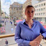Anna Teresa Kavena steht auf dem Balkon des „italian“ am Altstadtmarkt in Recklinghausen.