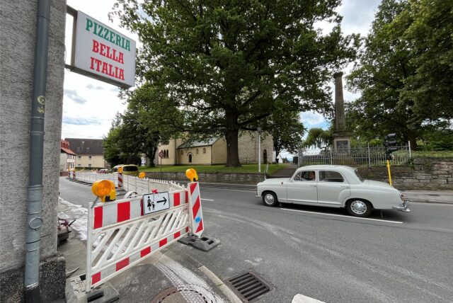 Arbeiten für einen umfangreichen Glasfaserausbau sorgen mitunter auch für Einschränkungen im Straßenverkehr, so wie hier auf der Unnaer Straße in Opherdicke.