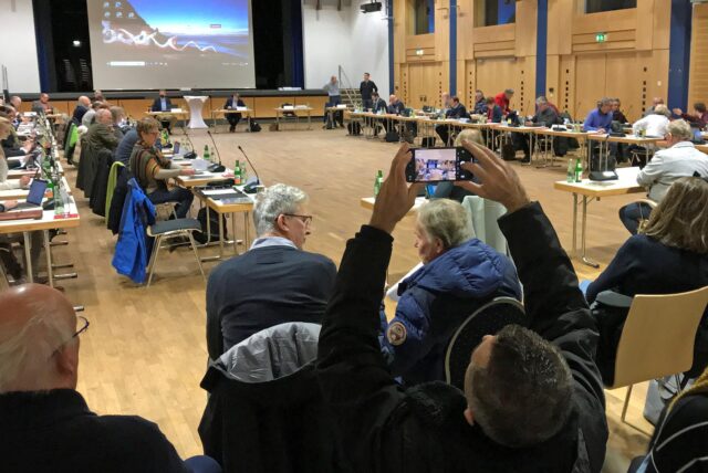 Ein Zuschauer macht mit dem Smartphone ein Foto während einer Ratssitzung im Kolpingsaal in Werne.