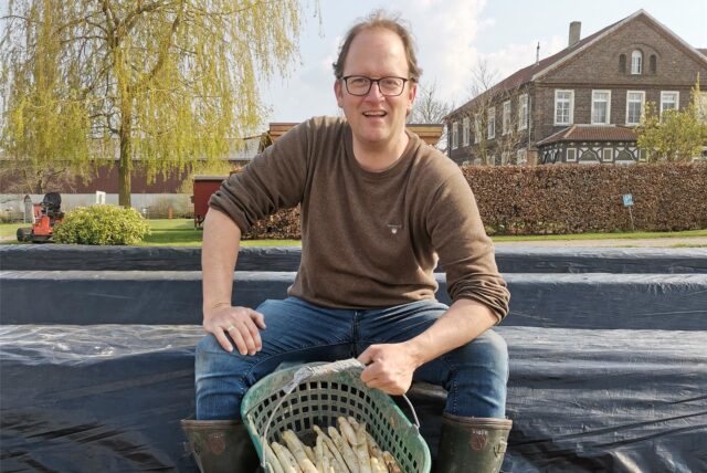 Spargelbauer Thorsten Bleckmann aus Werne mit Spargel in der Hand