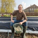 Spargelbauer Thorsten Bleckmann aus Werne mit Spargel in der Hand