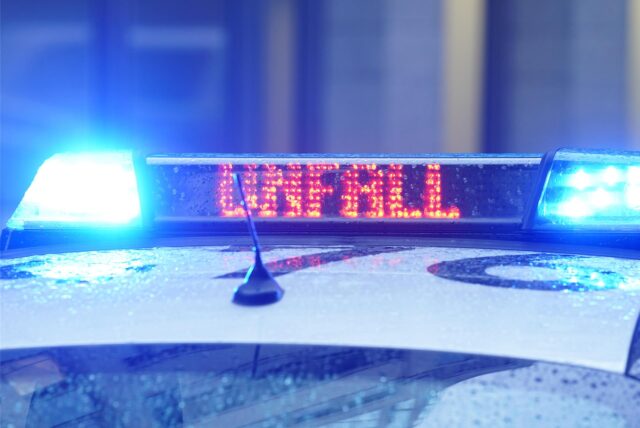 Der Schriftzug „Unfall“ ist neben dem Blaulicht auf dem Dach eines Polizeiautos zu lesen.