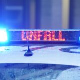 Der Schriftzug „Unfall“ ist neben dem Blaulicht auf dem Dach eines Polizeiautos zu lesen.