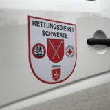 Ein Schriftzug auf einem Fahrzeug lautet „Rettungsdienst Schwerte – Malteser“.