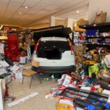 Auto in Supermarkt
