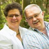 Das Foto zeigt Gudrun Pinke und Dr. Bernward Grothaus-Pinke, der vor einem Jahr plötzlich starb, sowie den Eingang zur Praxis.