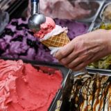 Eine Kugel Erdbeereis wird in der Eisdiele «Eiskultur» in Schöneweide auf eine weitere Kugel in einem Waffelhörnchen gesetzt.