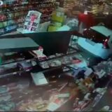 Aufnahmen einer Überwachungskamera zeigen einen Supermarkt, in den ein Auto kracht.