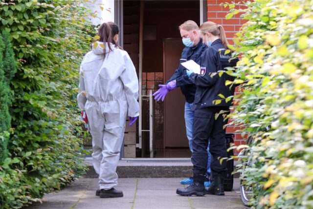 Ermittler stehen vor einem Wohnhaus in Hamburg-Rahlstedt, in dem in der Nacht ein Mann getötet wurde. Bei einem Einsatz des Spezialeinsatzkommandos (SEK) in Hamburg ist ein Mann tödlich verletzt worden.