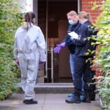 Ermittler stehen vor einem Wohnhaus in Hamburg-Rahlstedt, in dem in der Nacht ein Mann getötet wurde. Bei einem Einsatz des Spezialeinsatzkommandos (SEK) in Hamburg ist ein Mann tödlich verletzt worden.