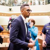 Jérôme Boateng betritt zu Prozessbeginn einen Gerichtssaal des Landgerichts München.