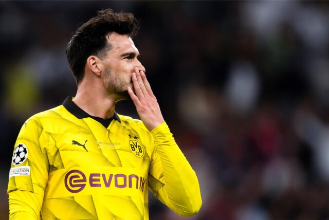 Mats Hummels fasst sich an die Nase.