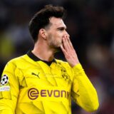 Mats Hummels fasst sich an die Nase.