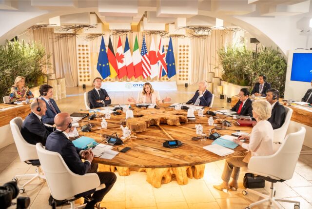 Vorne l im Uhrzeigersinn: Charles Michel, EU- Ratspräsident, Bundeskanzler Olaf Scholz (SPD), Justin Trudeau, Premierminister von Kanada, Emmanuel Macron, Präsident von Frankreich, Giorgia Meloni, Minsterpräsidentin von Italien, US-Präsident Joe Biden, Fumio Kishida, Ministerpräsident von Japan, Rishi Sunak, Premierminister von Großbritannien, und Ursula von der Leyen, EU- Kommissionspräsidentin, sitzen bei der Arbeitssitzung beim Gipfeltreffen der G7-Staaten. Die Staats- und Regierungschefs aus