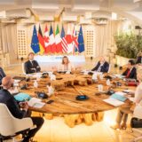 Vorne l im Uhrzeigersinn: Charles Michel, EU- Ratspräsident, Bundeskanzler Olaf Scholz (SPD), Justin Trudeau, Premierminister von Kanada, Emmanuel Macron, Präsident von Frankreich, Giorgia Meloni, Minsterpräsidentin von Italien, US-Präsident Joe Biden, Fumio Kishida, Ministerpräsident von Japan, Rishi Sunak, Premierminister von Großbritannien, und Ursula von der Leyen, EU- Kommissionspräsidentin, sitzen bei der Arbeitssitzung beim Gipfeltreffen der G7-Staaten. Die Staats- und Regierungschefs aus