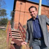 FBG-Schulleiter Heiko Klanke steht vor der provisorischen Treppe.