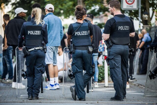 (Symbolbild) Polizisten im Einsatz