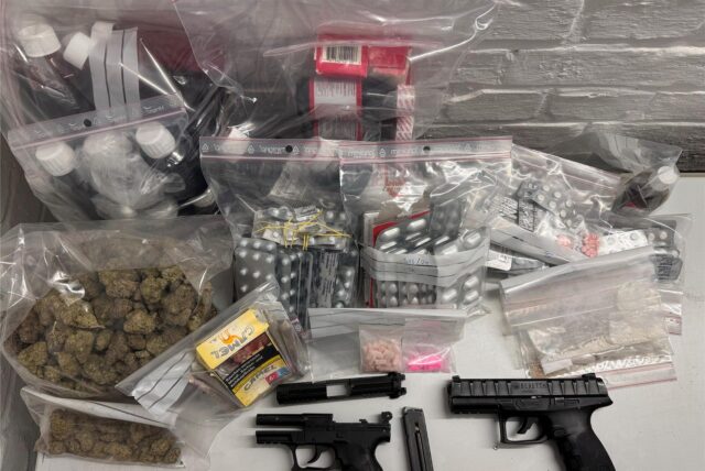 Drogen, Waffen und Geld auf einem Tisch