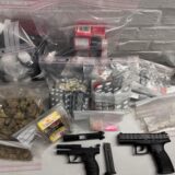 Drogen, Waffen und Geld auf einem Tisch