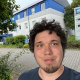 Redakteur Maximilian Zienau schießt ein Selfie von sich und dem Ibis-Budget-Hotel in Holzwickede.