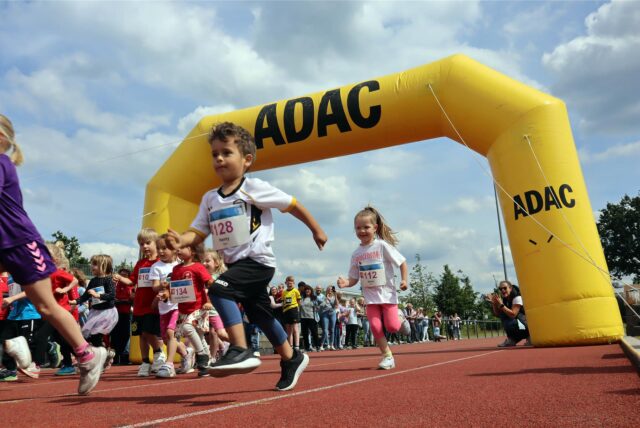 Kinder rennen beim Volksbank Stadtlauf Selm