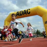 Kinder rennen beim Volksbank Stadtlauf Selm