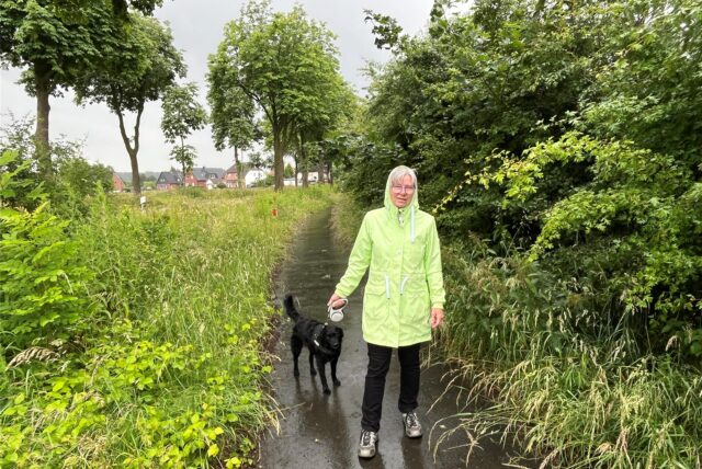 Sonja Hirlehei-Naffin, hier mit ihrem Hund Dobby, auf einem Fußweg in Selm