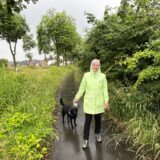 Sonja Hirlehei-Naffin, hier mit ihrem Hund Dobby, auf einem Fußweg in Selm