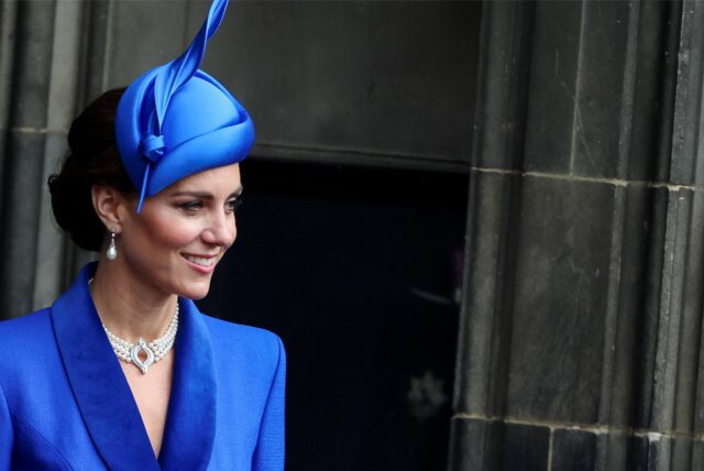 Prinzessin Kate in blauem Kostüm