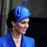 Prinzessin Kate in blauem Kostüm