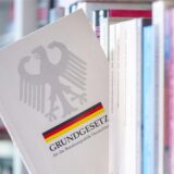 Das Grundgesetz der Bundesrepublik Deutschland steht in einem Regal.