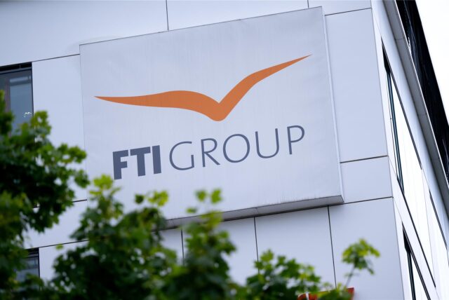 Das Logo des Reiseveranstalter FTI (FTI Group) ist an der Firmenzentrale zu sehen.