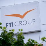 Das Logo des Reiseveranstalter FTI (FTI Group) ist an der Firmenzentrale zu sehen.