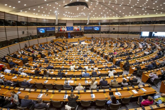 Die Abgeordneten des Europa-Parlaments sind im Plenarsaal zu einer Sitzung zusammengekommen.