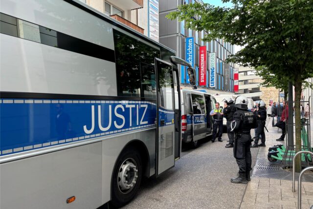 Mit einem großen Bus wurden die italienischen Fans aus der Potgasse abtransportiert und in Polizeigewahrsam gebracht.
