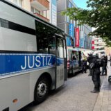 Mit einem großen Bus wurden die italienischen Fans aus der Potgasse abtransportiert und in Polizeigewahrsam gebracht.