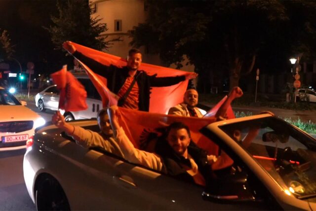 Albanische Fußballfans feiern im Auto auf dem Dortmunder Wall.