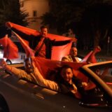 Albanische Fußballfans feiern im Auto auf dem Dortmunder Wall.